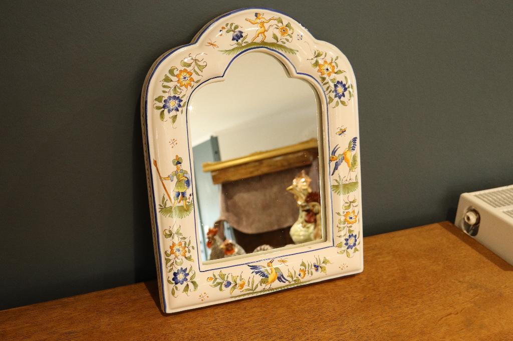 Miroir en faïence décor Moustiers fait main, 1941, Antiquités & Art, Enlèvement ou Envoi, Autres formes, Moins de 50 cm, Moins de 100 cm