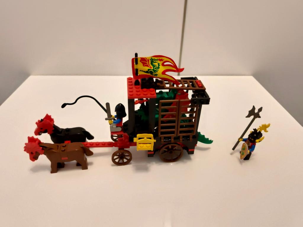 Lego 6056 Dragon Wagon set, Kinderen en Baby's, Speelgoed | Duplo en Lego, Zo goed als nieuw, Lego, Complete set, Compleet, Inclusief accessoires