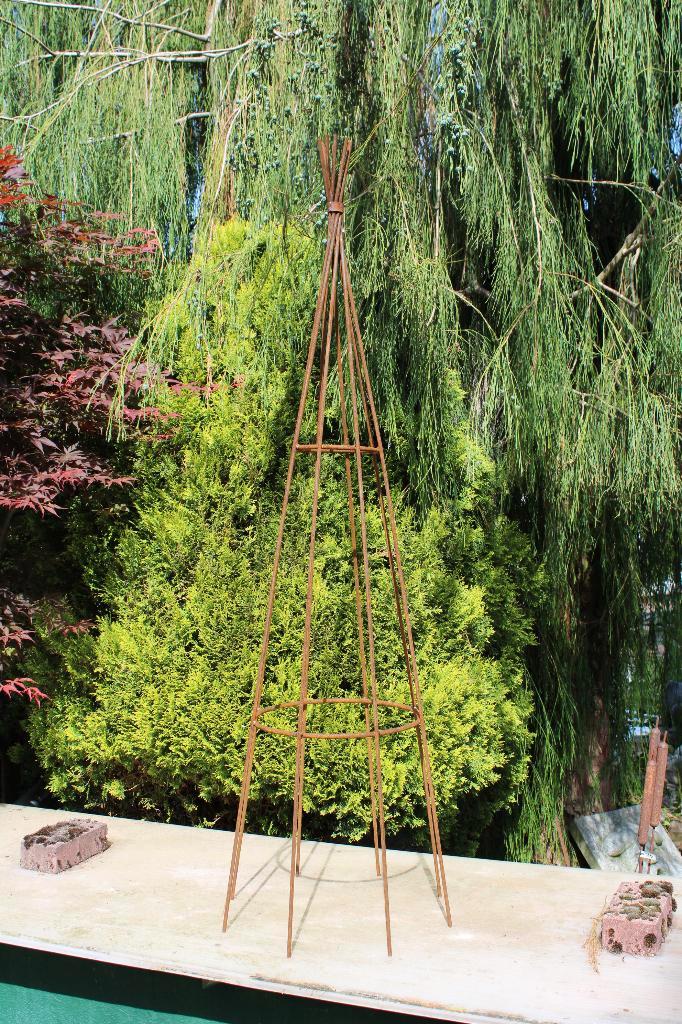 smeedijzeren obelisk klimt in planten, bloemen, bonen..., Tuin en Terras, Tuinmeubel-accessoires, Nieuw, Ophalen