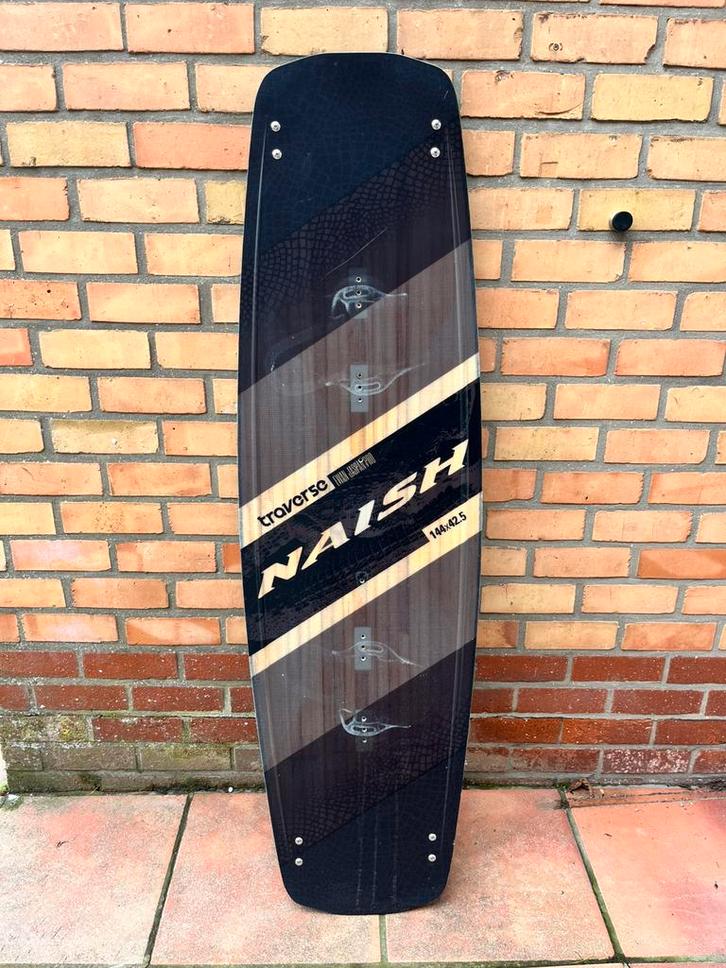 Naish Traverse Pro S25 144 x 42,5, Sports nautiques & Bateaux, Kitesurf, Comme neuf, Planche de kite, Double astuce, Enlèvement