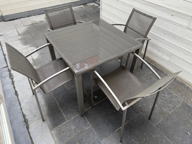 TUINTAFEL OF TERRASTAFEL MET VIER STOELEN VERSUS BY TRIBU, Enlèvement, Utilisé, Carré