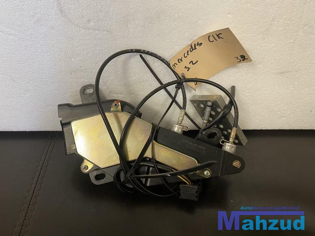 MERCEDES CLK R208 CABRIO cabriodak vergrendelslot cilinder 2, Gebruikt, Mercedes-Benz AG, Mercedes-Benz, Mercedesstrasse 120
70372  Stuttgart, DE