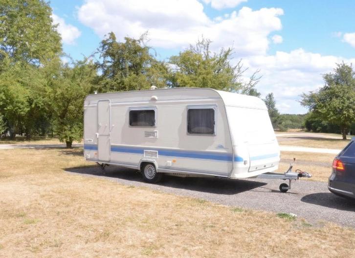 Caravan: Adria Unica B 502 LS, Caravanes & Camping, Caravanes, Particulier, jusqu'à 4, 1000 - 1250 kg, Adria, 2 lits séparés, Coin salon convertible