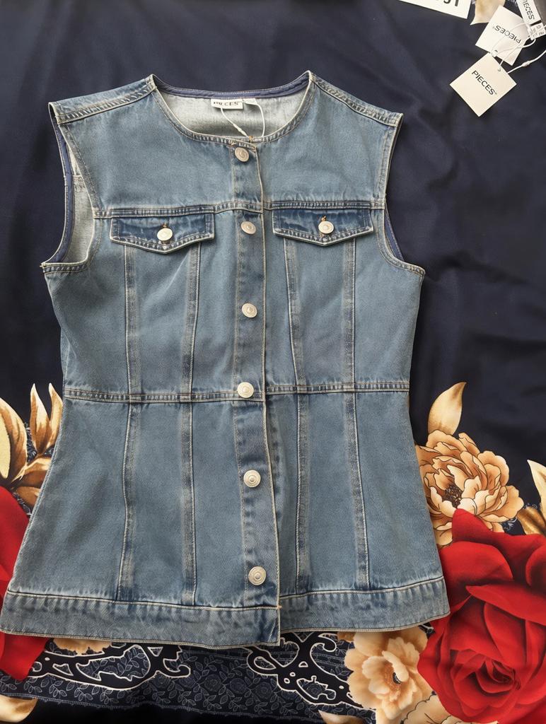 Veste sans manches en denim Pieces taille M neuve, Enlèvement ou Envoi, Neuf, Taille 38/40 (M), Bleu