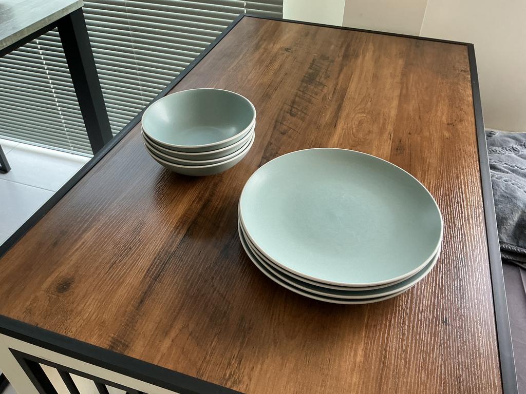 Set licht blauwe  borden (lees verder bij omschrijving), Maison & Meubles, Cuisine | Vaisselle, Comme neuf, Assiettes(s), Enlèvement