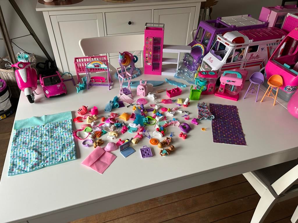 Zeer groot lot Barbie, Enfants & Bébés, Jouets | Maisons de poupées, Enlèvement, Comme neuf