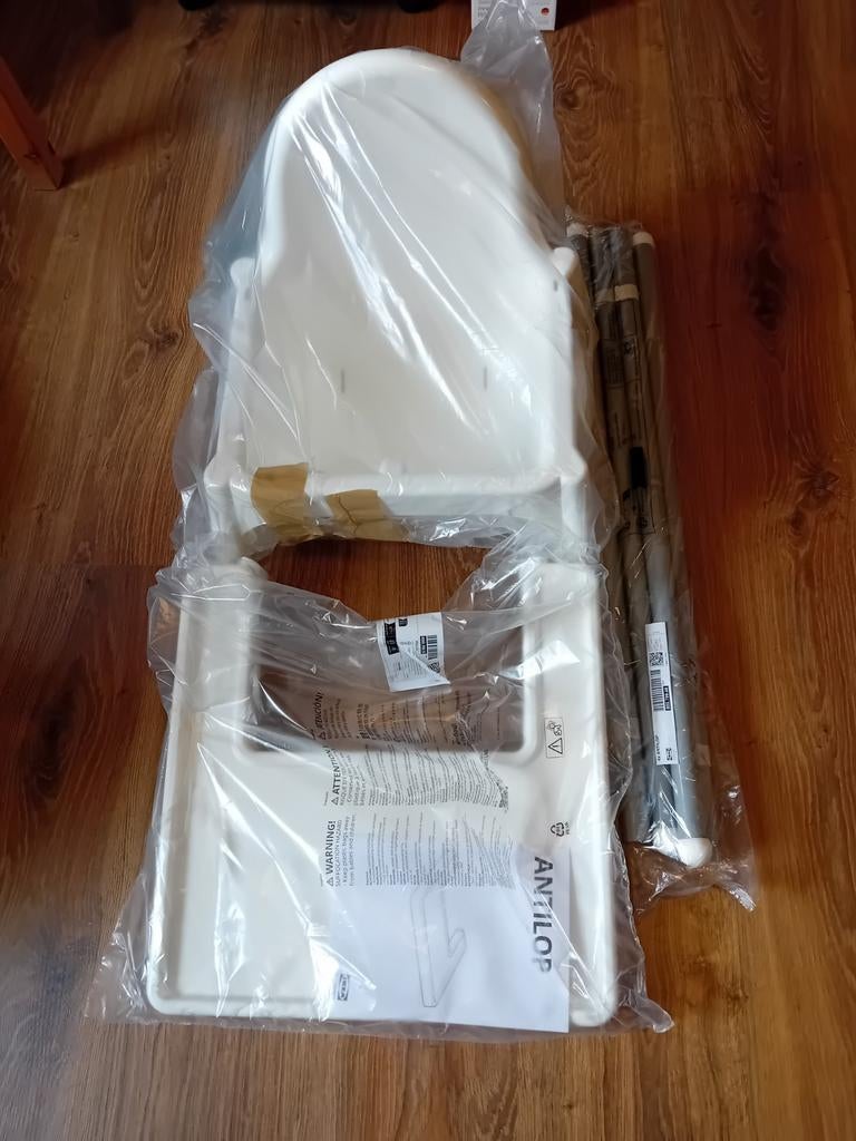 A vendre  chaise haute blanche a monter, Neuf