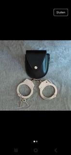 Ik verkoop handboeien., Ophalen