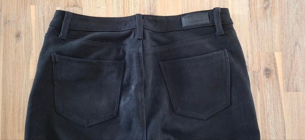Zwarte broek nep-daim maat 40, Kleding | Dames, Broeken en Pantalons, Ophalen of Verzenden, Gedragen, Maat 38/40 (M), Zwart
