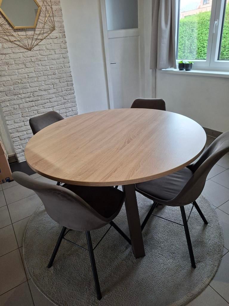 Table ronde avec quatre chaises, Maison & Meubles, Enlèvement