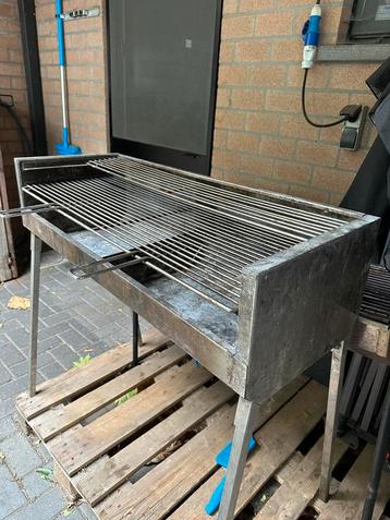 Grote inox houtskool BBQ beschikbaar voor biedingen