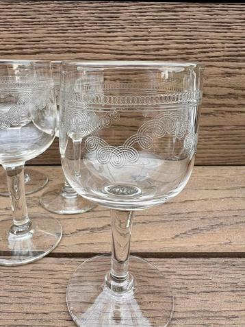 Set van 4 antieke glaasjes in geslepen glas likeur digestief beschikbaar voor biedingen