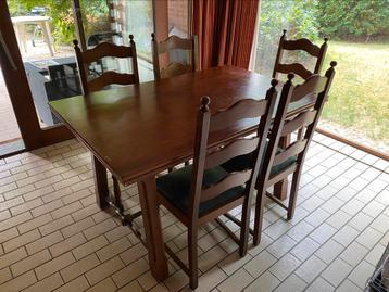 Massieve houten tafel met stoelen beschikbaar voor biedingen