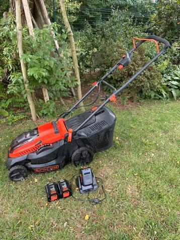 Black+Decker grasmaaier 36V incl. 3 accu + lader, Tondeuses à gazon sur batterie, 30 à 39 cm, Enlèvement, Utilisé