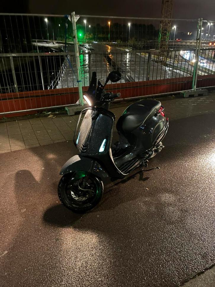 Vespa sprint, Fietsen en Brommers, Scooters | Vespa, Zo goed als nieuw, Ophalen