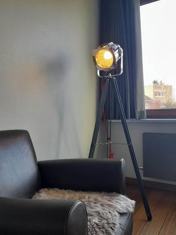 Theaterspot op metalen driepoot. beschikbaar voor biedingen