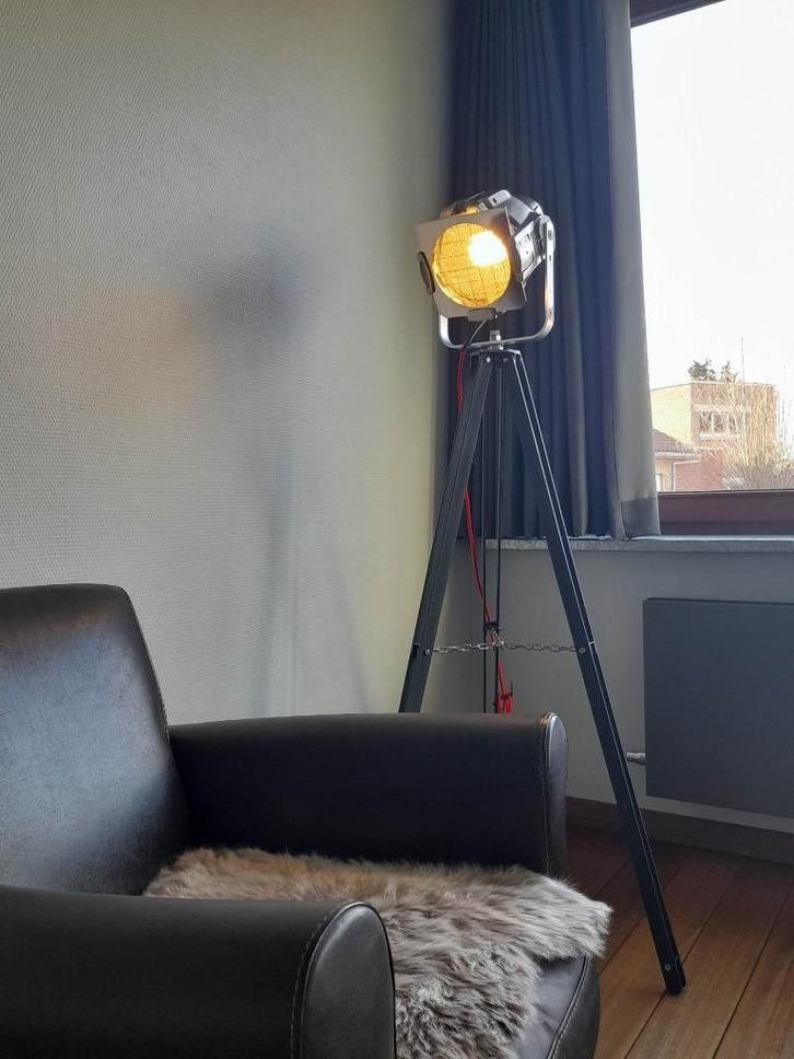 Theaterspot op metalen driepoot., Huis en Inrichting, Lampen | Spots, Gebruikt, Vloerspot of Grondspot, Metaal of Aluminium, Led