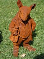 Standbeeld van een rat in een roestig gietijzeren kostuum.., Tuin en Terras, Ophalen, Nieuw, Metaal, Dierenbeeld