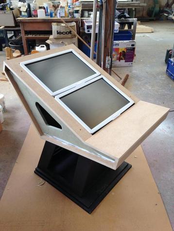 Pro Slave Desk beschikbaar voor biedingen