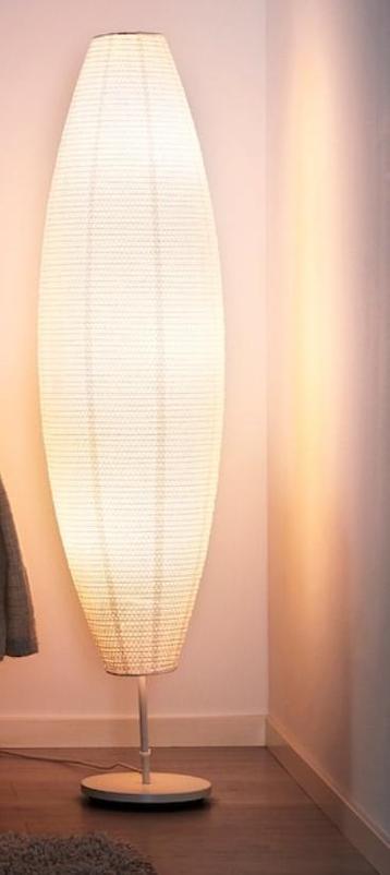 Lampadaire ovale blanc disponible aux enchères