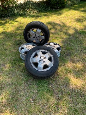 Vier velgen Opel Corsa twee met Michelin banden 175/65 R 14