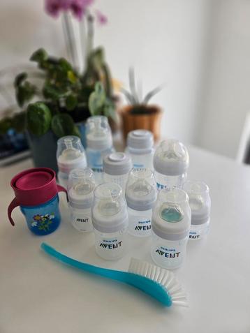 Avent flesjes, drinkbeker en flessenborstel beschikbaar voor biedingen