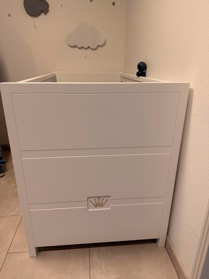 LIT bebe FIRST JUNE, Enfants & Bébés, Chambre d'enfant | Lits, Comme neuf, Matelas, Enlèvement