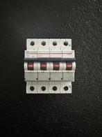 4 polige differentieelschakelaar van 300mA, Ophalen