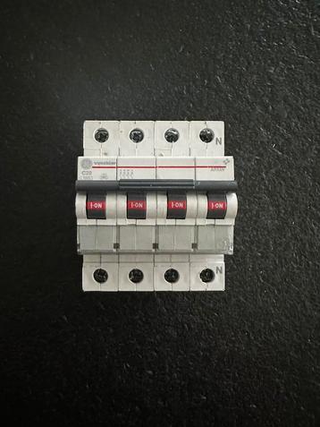 4 polige differentieelschakelaar van 300mA beschikbaar voor biedingen