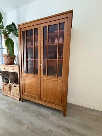 Vintage houten schoenenkast/ opbergkast met sleutel beschikbaar voor biedingen