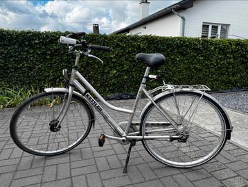 Grijze damesfiets beschikbaar voor biedingen