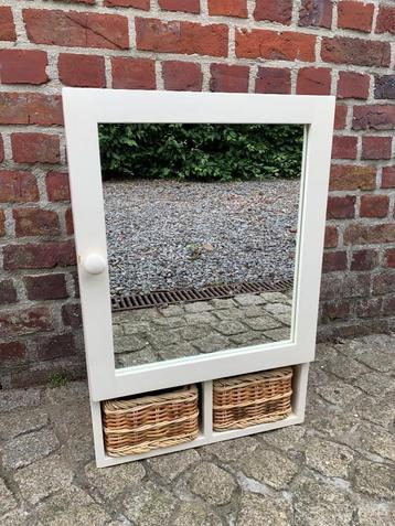 Spiegelkastje beschikbaar voor biedingen