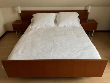 Vintage teak slaapkamer met nachtkastjes beschikbaar voor biedingen