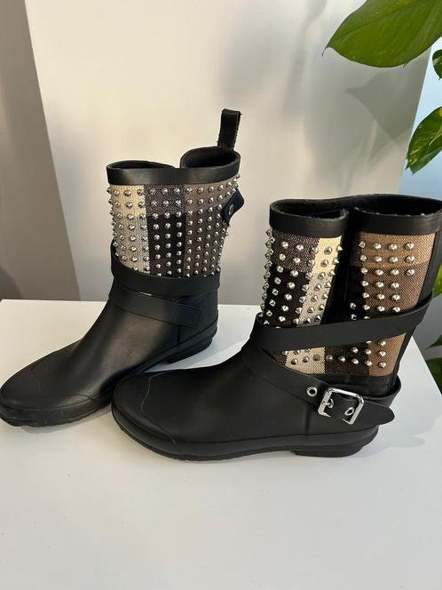 Burberry studded rain boots with, Vêtements | Femmes, Chaussures, Comme neuf, Bottes de pluie, Noir