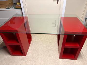 Rode bureau met stevig glazen werkvlak, Huis en Inrichting, Ophalen, Zo goed als nieuw, Bureau