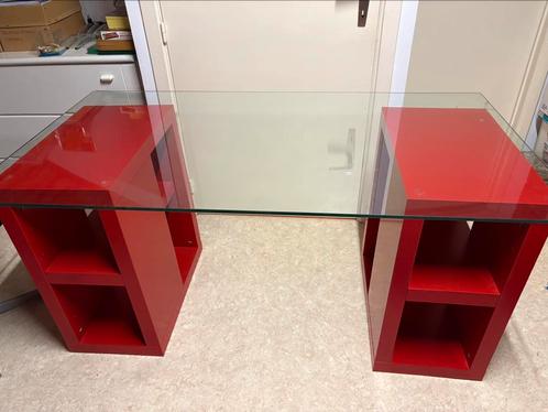 Rode bureau met stevig glazen werkvlak, Huis en Inrichting, Bureaus, Zo goed als nieuw, Bureau, Ophalen