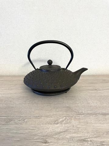 Japanse gietijzeren theepot met onderzetter beschikbaar voor biedingen