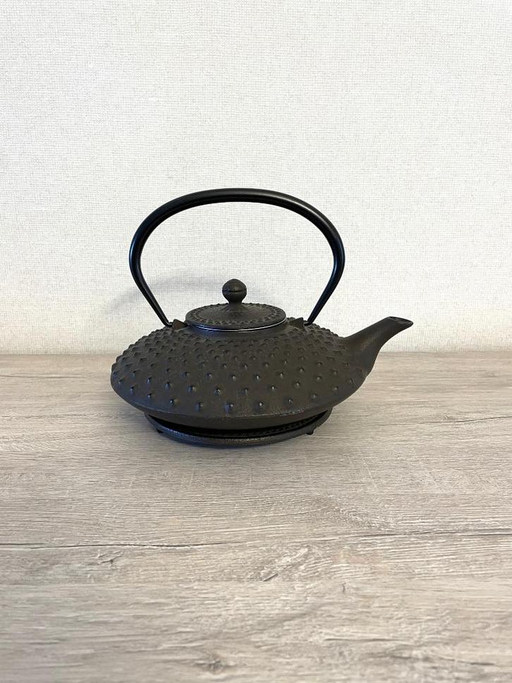 Japanse gietijzeren theepot met onderzetter, Huis en Inrichting, Keuken | Keukenbenodigdheden, Zo goed als nieuw, Ophalen of Verzenden