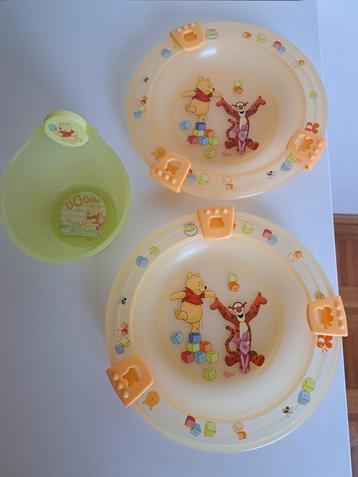 2 borden en kommetje beschikbaar voor biedingen