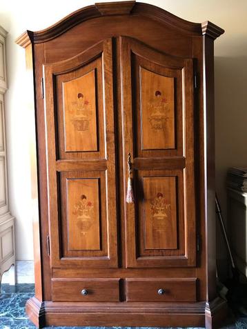 Halkast met houtinleg beschikbaar voor biedingen