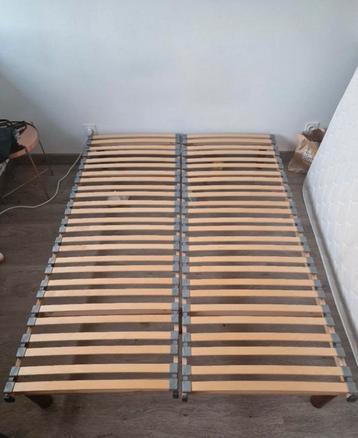 bed bestaande uit 2 boxsprings op nieuwe uitneembare poten beschikbaar voor biedingen