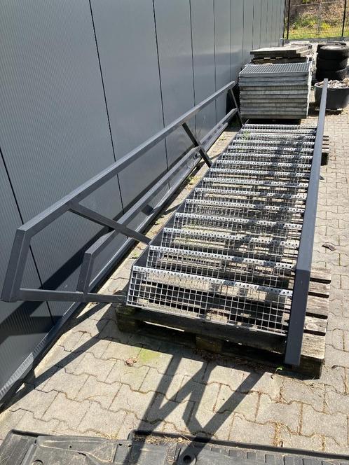 trap met antislip tredens, Doe-het-zelf en Bouw, Ladders en Trappen, Gebruikt, Trap, 2 tot 4 meter, Ophalen