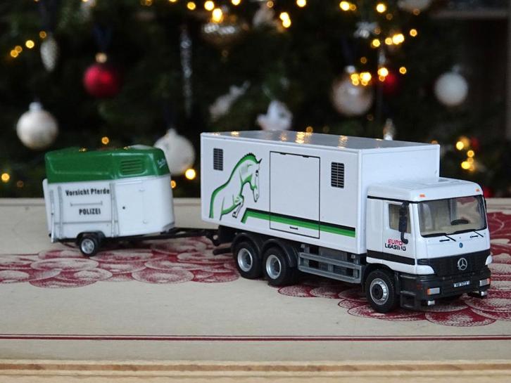 Mercedes Actros met aanhanger paardenvervoer - HO, Hobby en Vrije tijd, Modelauto's | 1:87, Gebruikt, Bus of Vrachtwagen, Ophalen of Verzenden