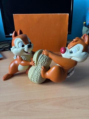 Beeldje knabbel en babbel met noot beschikbaar voor biedingen