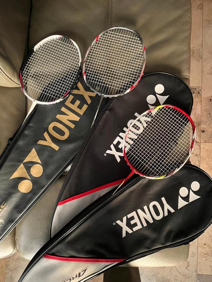 YONEX - Complete set - 3 rackets en sportzak + accessoires, Sport en Fitness, Badminton, Gebruikt, Racket(s), Ophalen of Verzenden