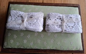 2 pakketjes breed wit brocante kant beschikbaar voor biedingen