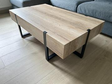 Salontafel met zwarte metalen poten in perfecte staat beschikbaar voor biedingen
