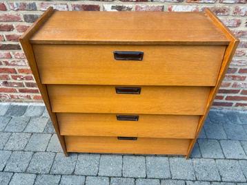 Vintage schoenenkast beschikbaar voor biedingen