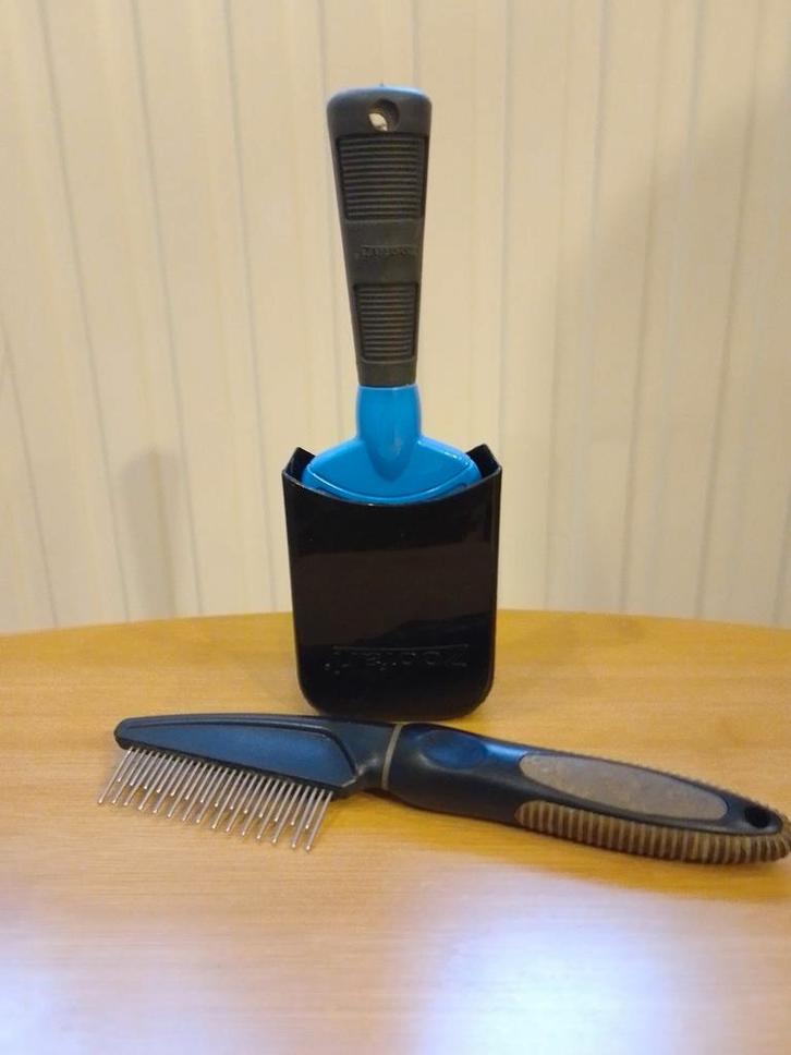 Hondenborstel in houder en kam, Dieren en Toebehoren, Honden-accessoires, Ophalen of Verzenden