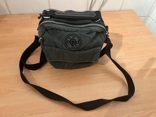 Kipling  Handtas blauw/grijze kleur NIEUW 🐵🐵, Handtassen en Accessoires, Tassen | Damestassen, Nieuw, Schoudertasje, Overige kleuren